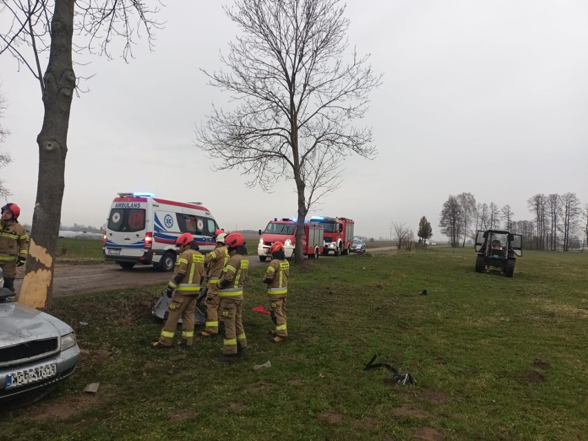 Wypadek w Gołębiach-Leśniewie. Samochód uderzył w drzewo. Kierowca był zakleszczony w aucie. 15.04.2022