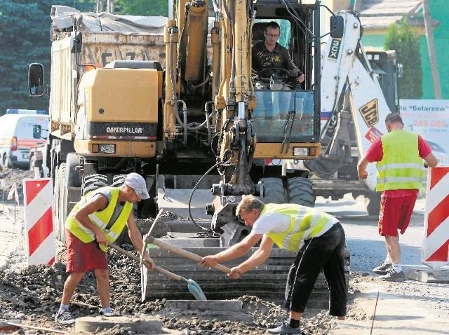 Zielona Góra rozkopana. Kładą kilometry nowych rur za miliony złotychW Raculi pracownicy się uwijają, by na czas oddać kanalizację.