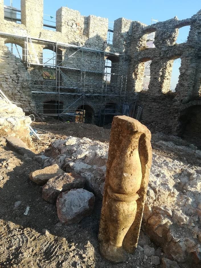 Na zamku w Rabsztynie trwają intensywne prace archeologiczne. Znaleziono m.in kamienną tralkę z XVI wieku