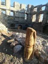 Na zamku w Rabsztynie trwają intensywne prace archeologiczne. Znaleziono m.in kamienną tralkę z XVI wieku