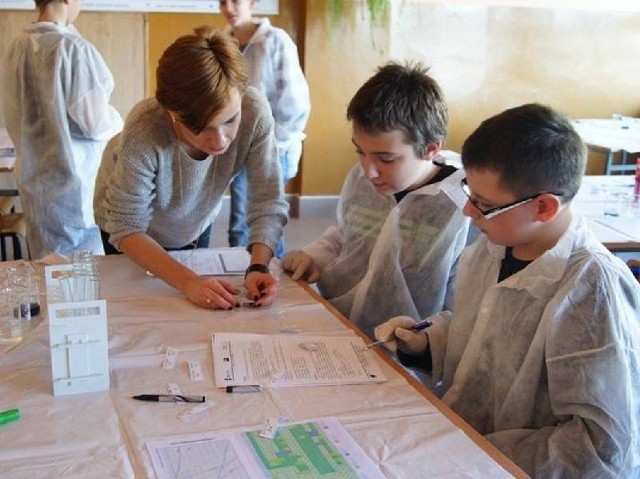 Uczniowie klas szóstych z tarnobrzeskich szkół podstawowych na pokazowej lekcji chemii.