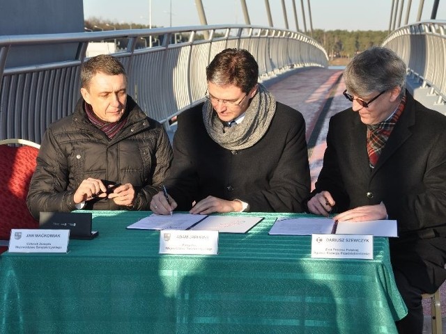 Na nowej promenadzie w Sielpi członek zarządu województwa świętokrzyskiego Jan Maćkowiak (z lewej), marszałek Adam Jarubas i wiceprezes Polskiej Agencji Rozwoju Przemysłu Dariusz Szewczyk podpisali umowę na realizację tras rowerowych.