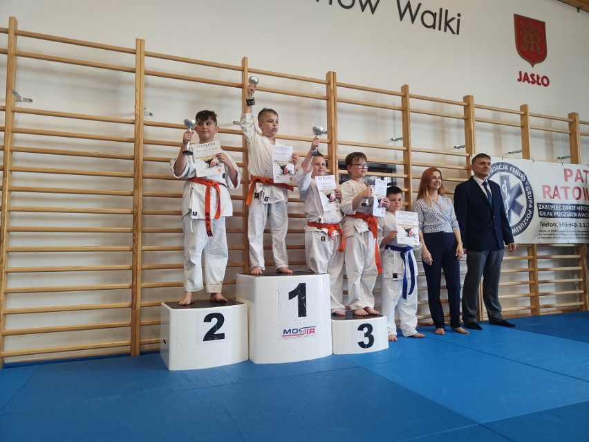 Sukcesy młodych karateków z Tarnobrzega i Nowej Dęby na zawodach. Zobaczcie zdjęcia
