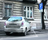 Oznakowanie na ulicy Kordeckiego wprowadza kierowców w błąd
