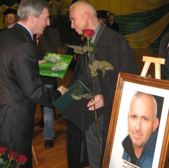 Starosta pyrzycki Wiktor Tołoczko &#8211; na zdjęciu z lewej, gratuluje Lechowi Piaseckiemu wyróżnienia.