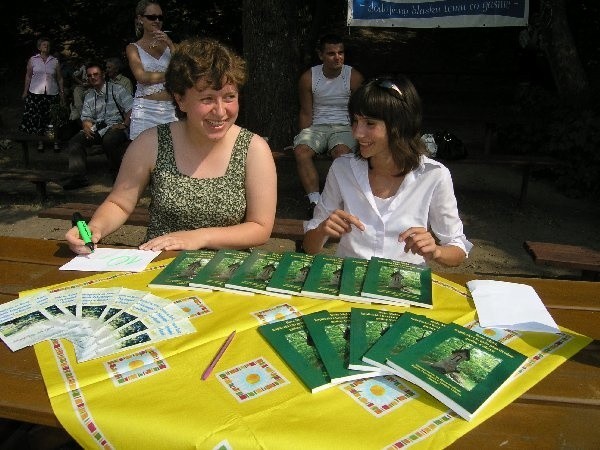 Na zdjęciu podczas sprzedaży książki Agata  Konczal i Magda Block