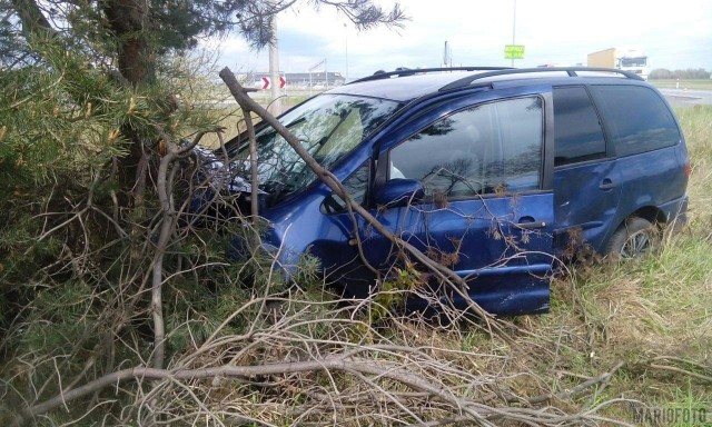 Do wypadku doszło dziś o godz. 11.25 na drodze krajowej nr 45 w Rogowie Opolskim. Według wstępnych ustaleń policji 57-latek kierujący volkswagenem golfem nie ustąpił pierwszeństwa 30-latce w fordzie galaxy. Doszło do zderzenia, w wyniku którego do szpitala pogotowie zabrało kierowcę volkswagena.