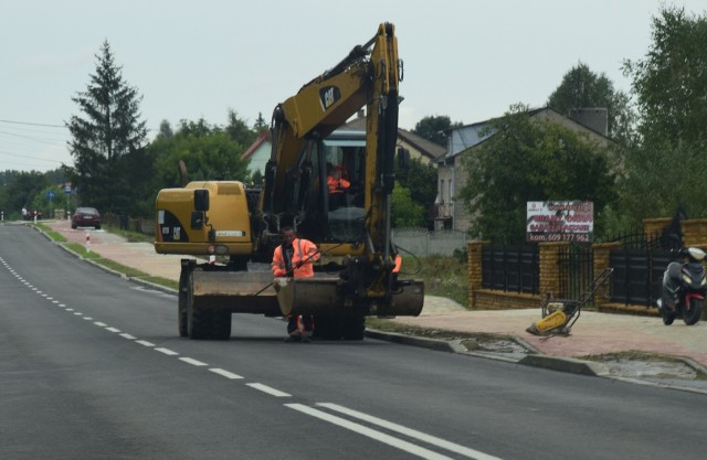 Trwają ostatnie prace wykończeniowe na drodze wojewódzkiej numer 727 w gminie Chlewiska.