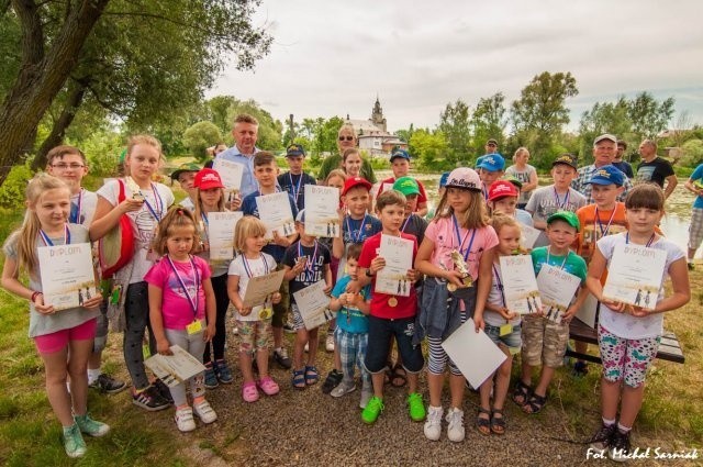 Młodzi wędkarze z Białobrzegów Dzień Dziecka uczcili w tym roku wędkując nad jeziorem. Były medale i dyplomy.