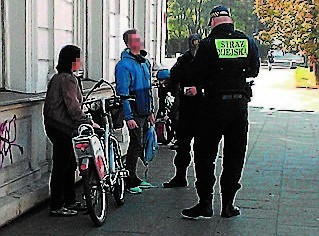 Wczoraj na ul. Piotrkowskiej przy ul. Czerwonej zatrzymano dwie osoby, które jechały chodnikiem.