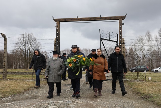 W 80 rocznicę pierwszego transportu deportacyjnego Romów do niemieckiego obozu koncentracyjnego i zagłady Auschwitz-Birkenau upamiętniono ofiary popełnionej tutaj zbrodni