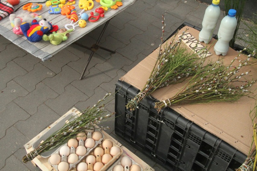 Na kieleckich bazarach czuć już Wielkanoc! Są koszyczki, cukrowe baranki i palmy wielkanocne. Zobaczcie zdjęcia 