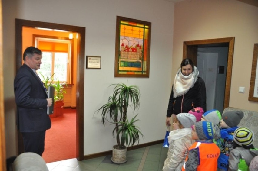 Przedszkolaki odwiedziły urząd miejski w Zbąszynku. Nie zabrakło życzeń świątecznych [ZDJĘCIA]