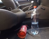 W trakcie upałów nie zostawiaj butelki z wodą w samochodzie! - alarmują strażacy