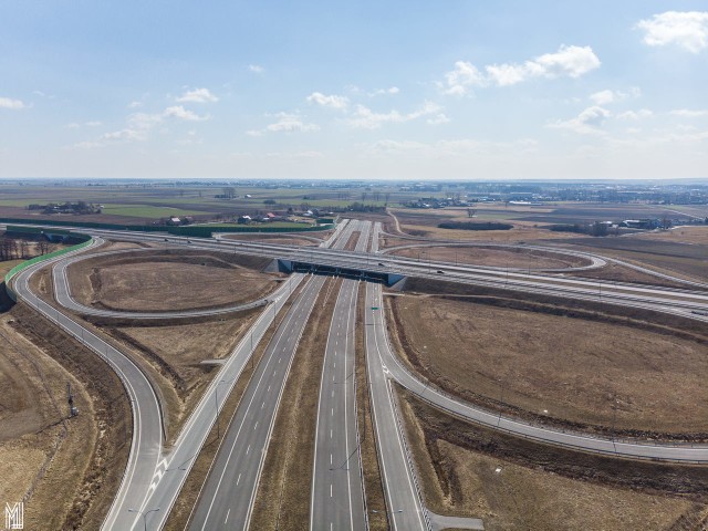 Opolski oddział GDDKiA budował w ubiegłym roku obwodnicę Kępna w ciągu drogi ekspresowej S11. Realizacja inwestycji miała na celu skomunikowanie dróg S8 i DK11, poprzez istniejący węzeł „Kępno - Krążkowy” oraz wybudowanie odcinka drogi ekspresowej zapewniającego komfort podróżowania z dużymi prędkościami. 3,7-kilometrowy fragment dwujezdniowej drogi oddany do użytku w maju 2018 roku kosztował ponad 66 mln zł. Opolski oddział GDDKiA nadzoruje też budowę drugiego etapu obwodnicy Kępna. W ramach inwestycji planuje się m.in.: budowę drogi ekspresowej S11 o długości 6,8 km, węzłów „Kępno – Wschód”  i  „Baranów” – połączenie z istniejącą drogą krajową nr 11, budowę 9 obiektów inżynierskich oraz przebudowę istniejących dróg.
