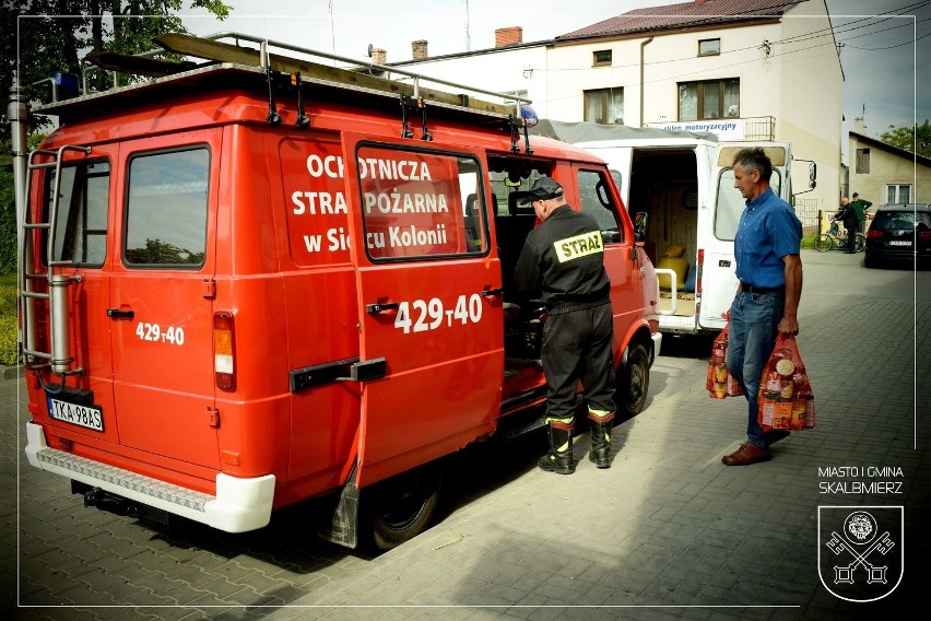 Paczki z bezpłatną żywnością dla mieszkańców gminy Skalbmierz. Pomogli druhowie-ochotnicy i świętokrzyscy terytorialsi [ZDJĘCIA]