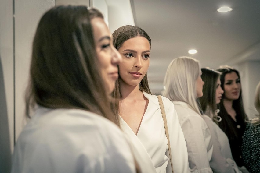 Miss Podlasia 2022. Finalistki tegorocznego konkursu piękności starały się zachwycić jurorów [ZDJĘCIA]