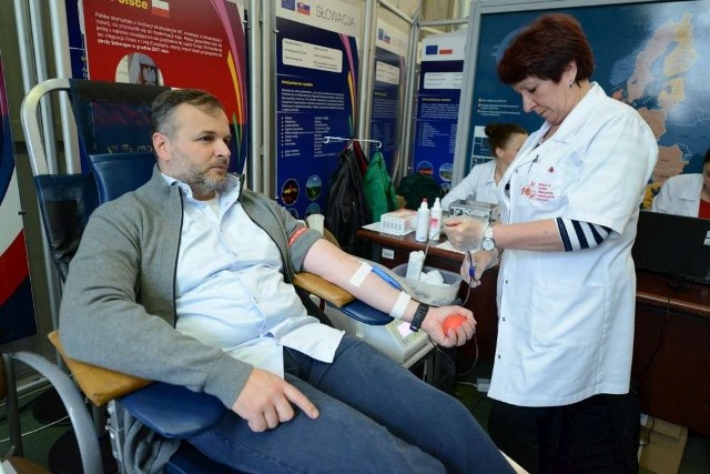 Michał Prymas, pomysłodawca "Krewnych Euro" również wziął udział akcji i oddał krew