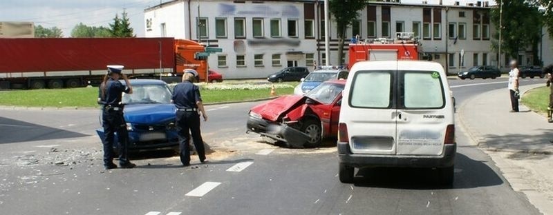 Wypadek na skrzyżowaniu. Wpadły na siebie trzy samochody (zdjęcia)