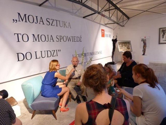 Słynny projektant tworzy w Fabryce Porcelany w ĆmielowieLubomir Tomaszewski chętnie opowiada o swojej pracy. Na zdjęciu spotkanie artysty z dziennikarzami.