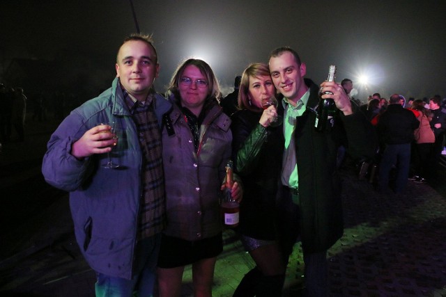 Tłum mieszkańców Międzyrzecza przywitał nowy 2017 rok podczas plenerowej zabawy koło ośrodka kultury. Były życzenia, toasty, koncert, laserowe show i największy w gminie pokaz sztucznych ogni.