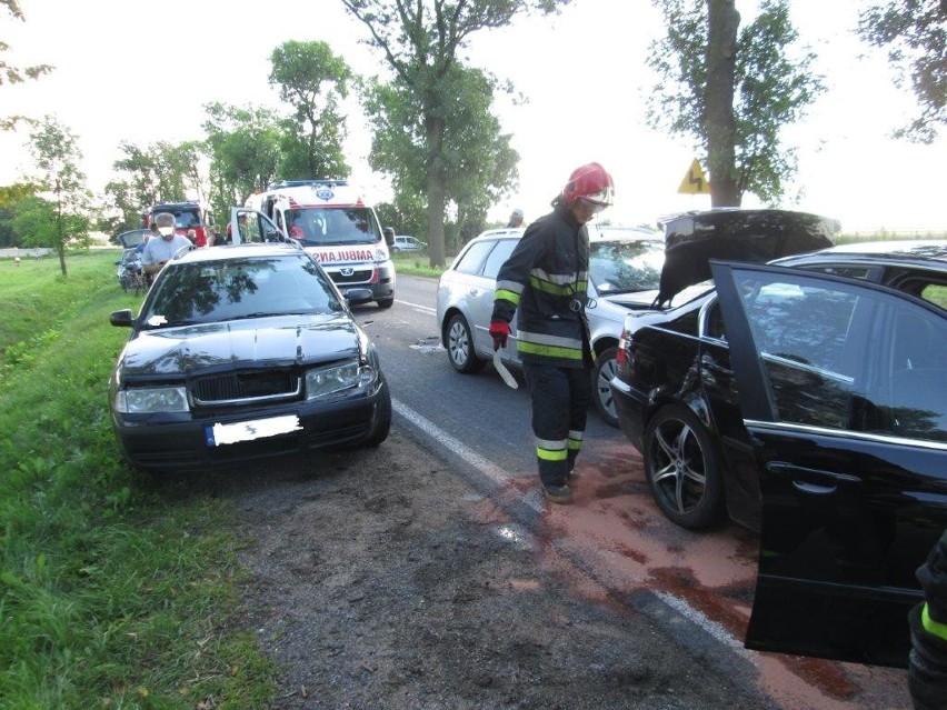 Klewki. Zderzyły się trzy pojazdy. Są poszkodowani