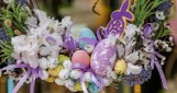 Jak pięknie udekorować grób na Wielkanoc? Modne świąteczne ozdoby na każdą kieszeń. Zobacz, jakimi wielkanocnym dekoracjami ozdobić pomnik