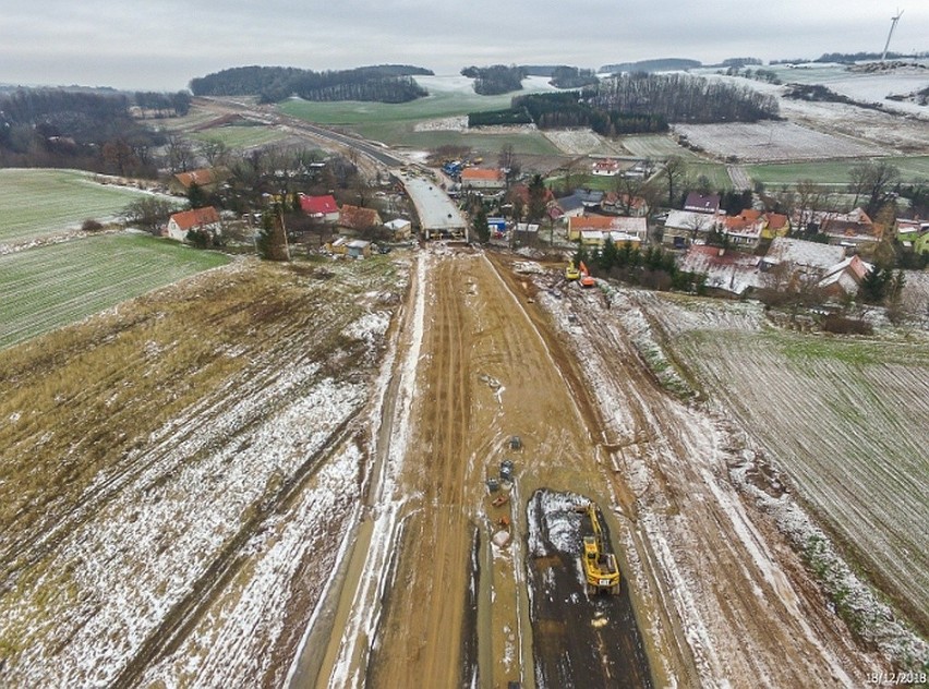 Obwodnica Bolkowa już za półmetkiem. Przyprószyło śniegiem, ale budują (ZDJĘCIA)