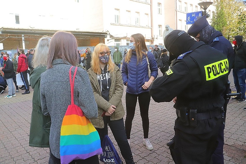 Policja będzie karać demonstrantów po marszu w Łodzi. Policjant rzucił na ziemię człowieka, który go wyzwał. Inni dostaną wnioski do sądu