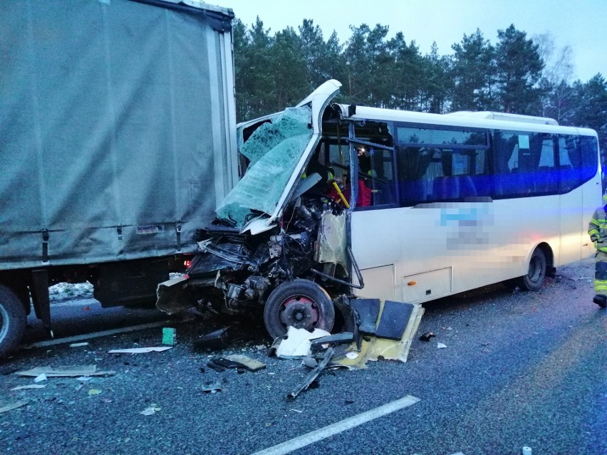 Wypadek na S8. W Niegowie zderzyły się trzy pojazdy, 8 osób zostało rannych. 27.01.2021. Zdjęcia