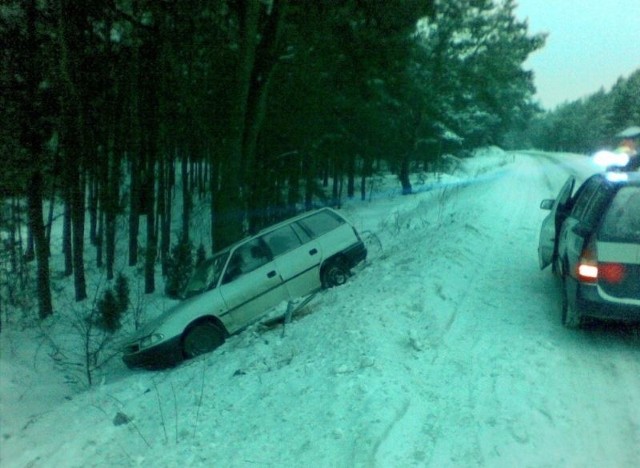 Opel wpadł w poślizg, uderzył w przydrożny znak i zatrzymał się w rowie.