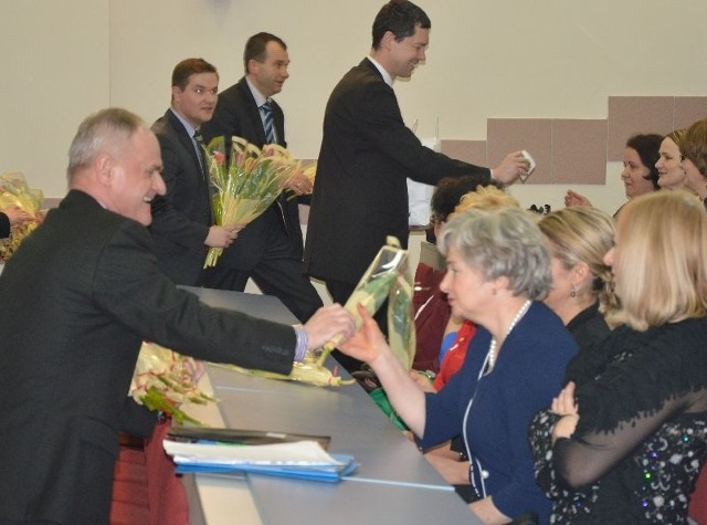 Na uroczystość Dnia Kobiet przybyło 110 pań z całej gminy. Każda z nich otrzymała od organizatorów tulipana. Pierwszy z prawej przewodniczący Rady Gminy Sebastian Nowaczkiewicz, drugi z lewej wicewójt Krzysztof Rym.