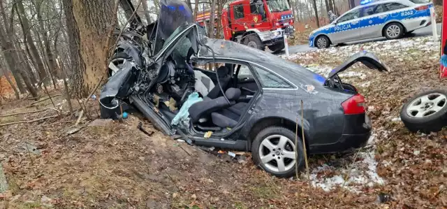 24.12.2023 r. Śmiertelny wypadek pod Oleśnicą. 40-letni mężczyzna, z nieustalonych jeszcze przyczyn, stracił panowanie nad pojazdem i uderzył w przydrożne drzewo.