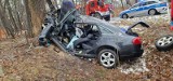 Śmiertelny wypadek pod Oleśnicą. Tragedia w wigilię. Kierowca audi wjechał w drzewo, zginął na miejscu