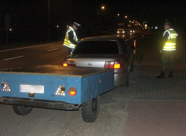 Policja kontroluje kierowców i wystawia mandaty na krajowej ósemce