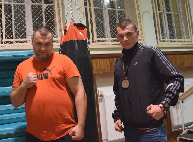 Jakub Szmajda (z prawej), zdobywca brązowego medalu na Młodzieżowych Mistrzostwach Polski w Koninie z trenerem Adrianem Ochcińskim