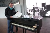Kultowy fortepian w Muzeum Polskiej Piosenki w Opolu [wideo]
