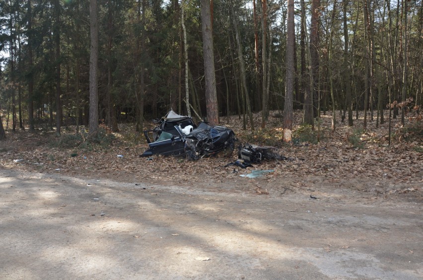 Klucze. Kierowca uderzył w drzewo. Jest ciężko ranny