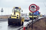 Korki na DK1 pod Częstochową przez protest budowniczych autostrady A1. Ciężki sprzęt budowlany wjechał na trasę. Zobaczcie zdjęcia