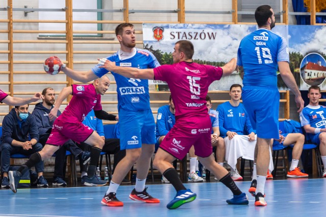 Pierwszy raz w historii Staszowa odbył się tam mecz PGNiG Superligi piłkarzy ręcznych. Występująca w roli gospodarza Handball Stal Mielec zmierzyła się w hali Powiatowego Centrum Sportowego z wicemistrzem kraju, Orlenem Wisłą Płock, w której gra wielu reprezentantów kilku krajów, również Polski. Nafciarze wygrali 37:25 (18:13), najwięcej bramek dla Stali zdobył Antonio Pribanic (5), dla płocczan Tim Lucin (8). Wizyta obu drużyn w  Staszowie to efekt to efekt trwającej od wielu lat współpracy mieleckiego klubu z elektrownią Enea Połaniec. Zobaczcie zdjęcia z  tego wydarzenia.Zobacz kolejne zdjęcia. Przesuwaj zdjęcia w prawo - naciśnij strzałkę lub przycisk NASTĘPNE GDZIE SĄ CHŁOPCY Z TAMTYCH LAT, CZYLI CO DZIŚ ROBIĄ BYŁE GWIAZDY VIVE KIELCE [ZDJĘCIA] [B]POLECAMY RÓWNIEŻ:[/B][tabela][tr][td sz=300]IGOR KARACIĆ SIĘ ZARĘCZYŁ. ZOBACZ JEGO PIĘKNĄ WYBRANKĘ[/td][td sz=300]PIĘKNOŚĆ Z UKRAINY. ZOBACZ PARTNERKĘ ARTIOMA KARALIOKA[/td][/tr][td]BYŁY ZAWODNIK VIVE KIELCE JEST CZOŁOWYM POKERZYSTĄ ŚWIATA. WYGRYWA MILIONY DOLARÓW