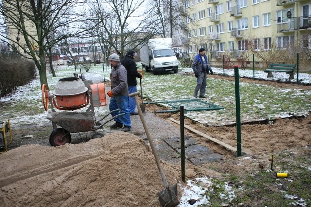 Seniorzy nie chcą placu zabaw na ul. Wazów w Słupsku.