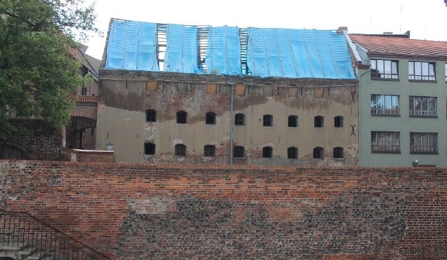 Spichlerz przy Podmurnej 13 powstał na początku XVII wieku. Niebawem minie rok, odkąd jego dach zniknął pod warstwą folii.