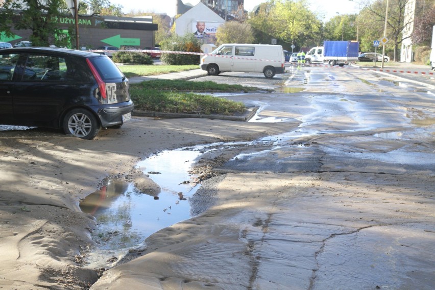 Awaria wodociągowa na Nowodworskiej. Woda zalała ulice, zapadła się jezdnia
