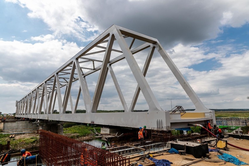 Most kolejowy nad Narwią w Uhowie znajdzie się na swoim miejscu. 1500 ton o 10 metrów w bok (zdjęcia)