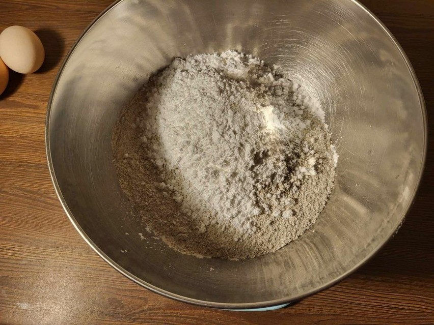 Do mąki dodaj resztę składników sypkich: cukier puder,...