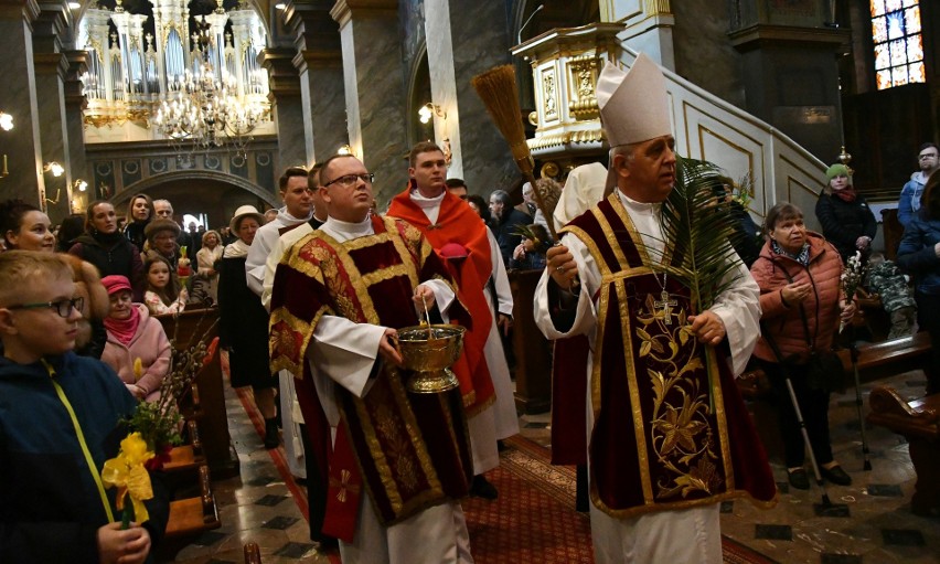 W Niedzielę Palmową, 24 marca, biskup kielecki Jan...