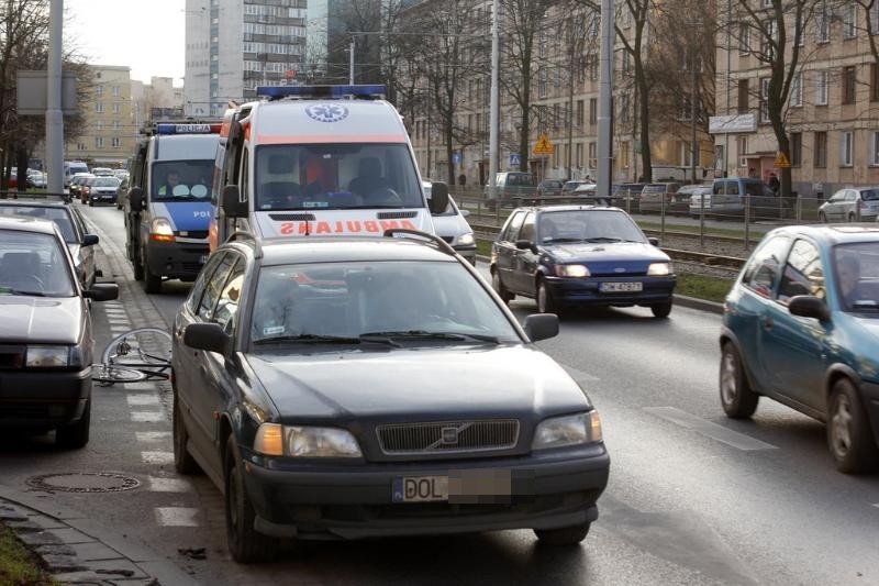 Wrocław: Wypadek na Piłsudskiego. Rowerzysta najechał na tył osobowego volvo (ZDJĘCIA)