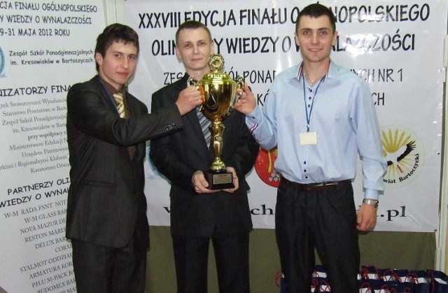 Z lewej Krzysztof Stryjecki i Grzegorz Krawczyk &#8211; laureaci drużynowi Olimpiady Wiedzy o Wynalazczości.