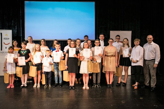 Nagrodzeni i wyróżnieni recytatorzy zapozowali do wspólnego zdjęcia na scenie Teatru im. Jana Kochanowskiego w Opolu.