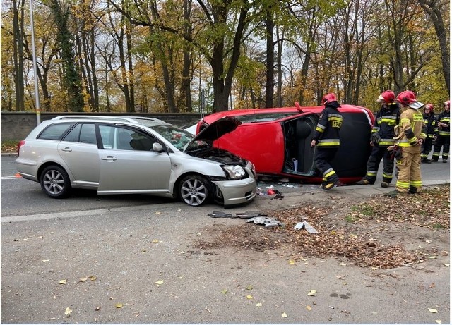 Opolscy policjanci ustalają, jak dokładne doszło do wypadku oraz kierowcę, który zajechał drogę 21-latce.